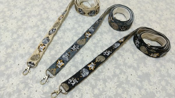 画像1: はなまま雑貨横丁：ねこ刺繡ショルダーストラップ＜くるりん＞ (1)
