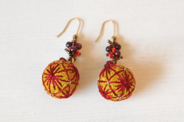 画像1: 柳川手まりとビーズのピアス(ガーネット) (1)