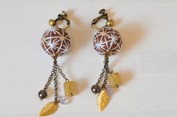 画像1: 柳川手まりとビーズのイヤリング(ルチルクォーツ) (1)