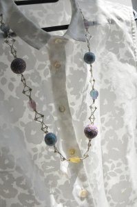 画像1: 柳川手まリと天然石のロングネックレス(フローライトと水晶) (1)