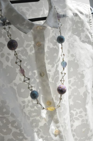 画像1: 柳川手まリと天然石のロングネックレス(フローライトと水晶) (1)