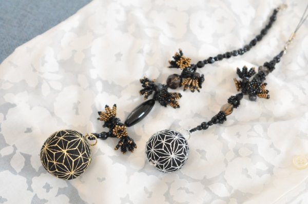 画像1: 柳川手まリの壁飾り(オニキスとスモーキークォーツ) (1)