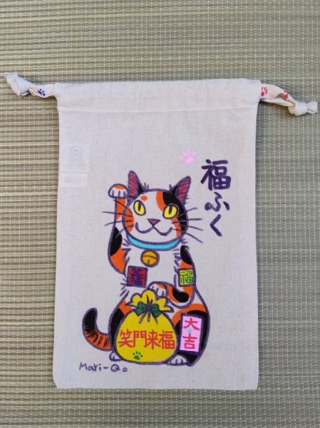 画像1: 手描き福ねこ巾着袋(小)「みけ」 (1)