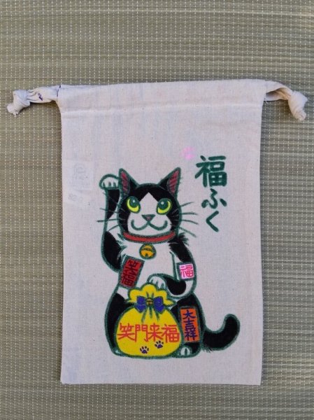 画像1: 手描き福ねこ巾着袋(小)「ハチワレ」 (1)