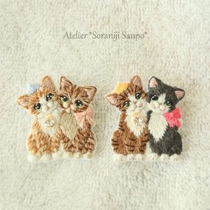 画像1: soraniji sanpo：仲良し猫ちゃん刺繍ブローチ (1)