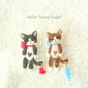 画像1: soraniji sanpo：きょとん猫ちゃん刺繍ブローチ (1)