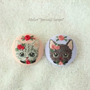 画像1: soraniji sanpo：まんまるなネコ顔刺繍ブローチ (1)