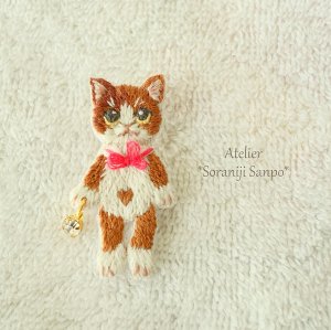 画像1: soraniji sanpo：茶白猫ちゃん刺繍ブローチ　 (1)