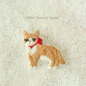 画像1: soraniji sanpo：ハチワレ茶白猫ちゃん刺繍ブローチ赤リボン　 (1)