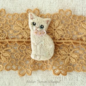 画像1: soraniji sanpo：お花首輪の白猫刺繍ブローチ (1)