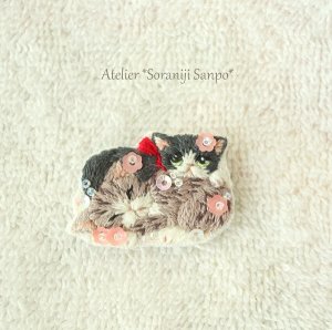 画像1: soraniji sanpo：お昼寝猫ちゃん刺繍ブローチ（全額寄付） (1)