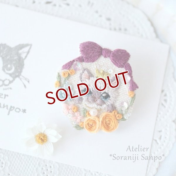 画像1: リボンとお花のリースブローチ　ワイン　(一部チャリティ) (1)