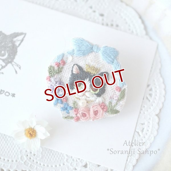 画像1: リボンとお花のリースブローチ　ライトブルー　(一部チャリティ) (1)