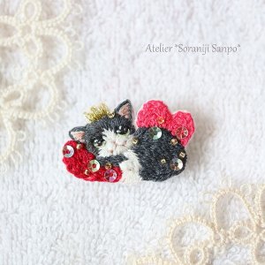 画像1: soraniji sanpo：おくつろぎのプリンス白黒猫刺繍ブローチ (1)
