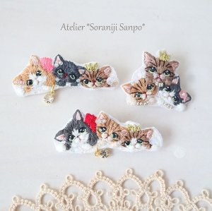画像1: soraniji sanpo：わちゃわちゃ３にゃん刺繍ブローチ (1)