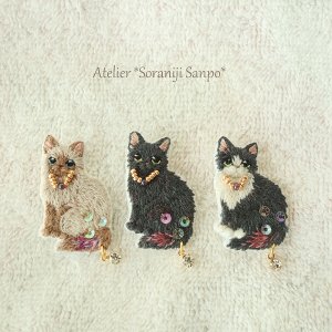 画像1: soraniji sanpo：おすましネコさま刺繍ブローチ (1)