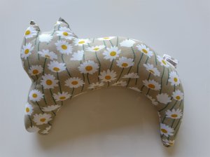 画像1: yamari：三日月にゃんこ　あご乗せ枕　時々　ぬいぐるみ【デイジーベージュ】一部寄付 (1)