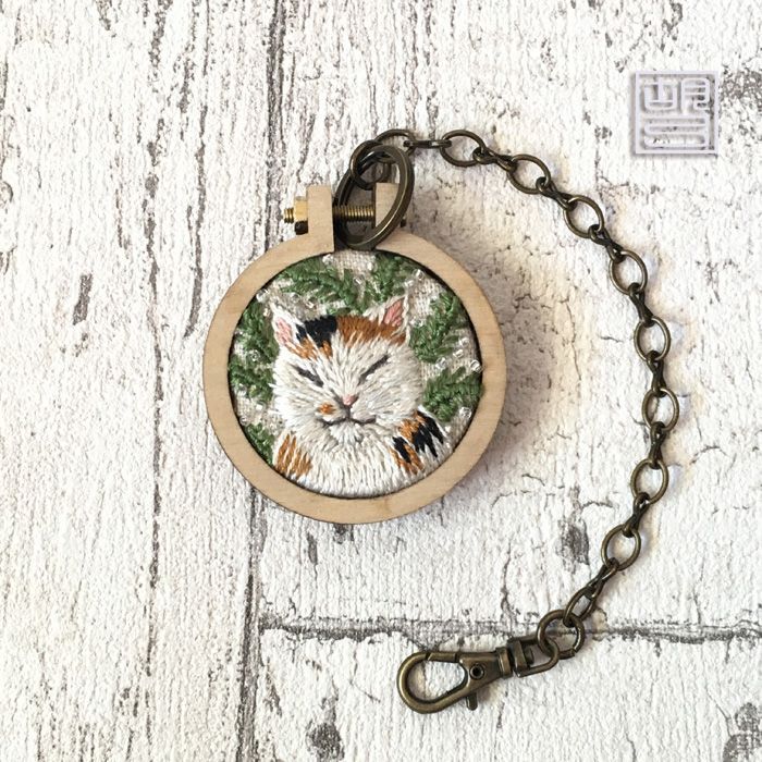 ミニチュア刺繍枠のバッグチャーム：三毛猫（送料込み