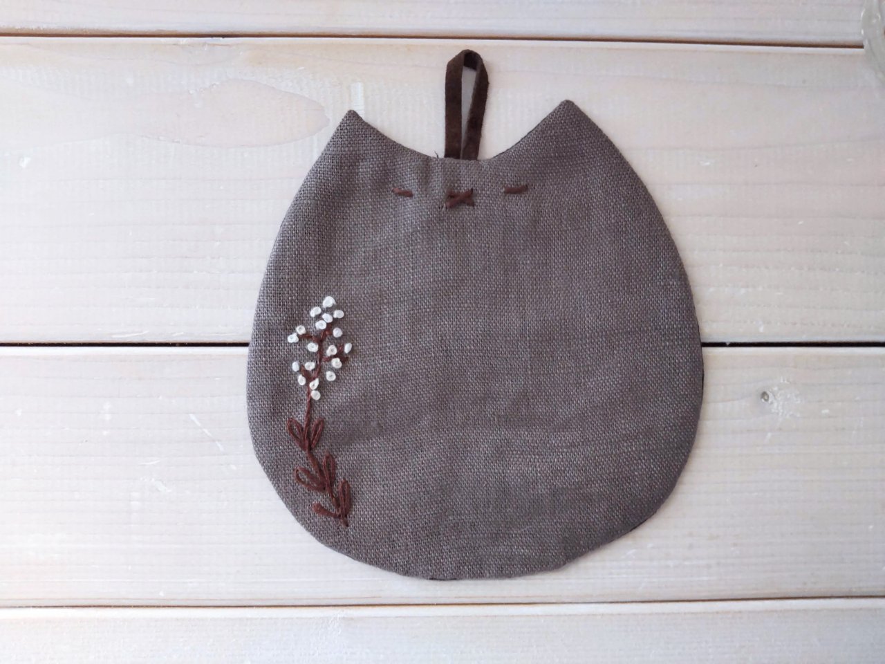 Pansy*：ねこ＊コースター 【ブラウン・白花】刺繍入り