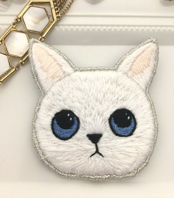 手刺繍 真っ白毛並みの猫ちゃんブローチ