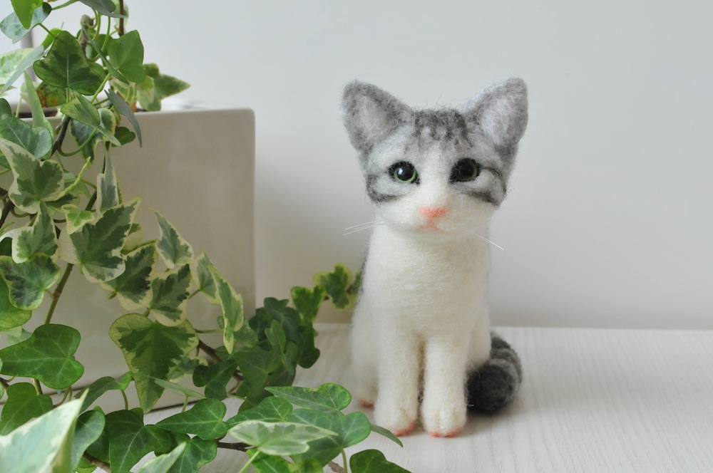 おすわりにゃんこ【さば白】一部チャリティ