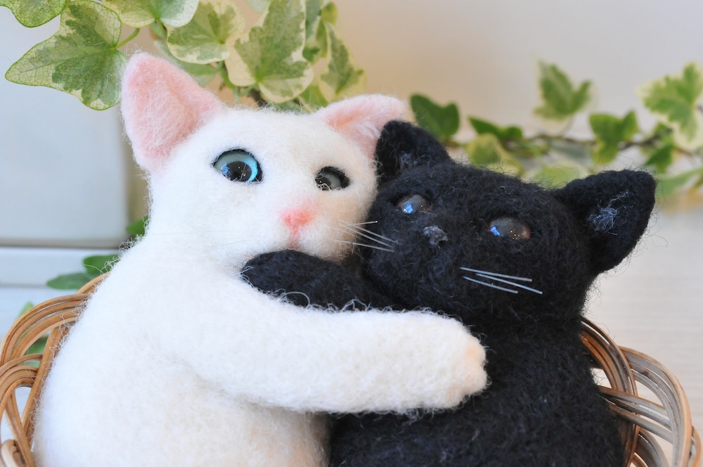 なかよしカゴにゃんこ【白ねこ＆黒ねこ】（一部寄付）