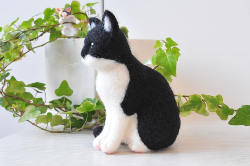 おすわりにゃんこ【タキシード黒白猫】（一部寄付）