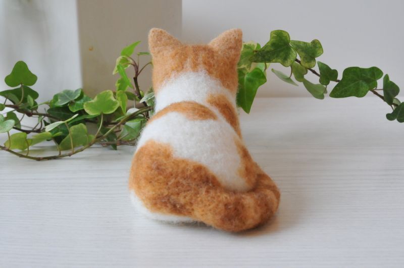 大人気の 猫バングル 香箱座り 桜シャー太白 バングル/リストバンド