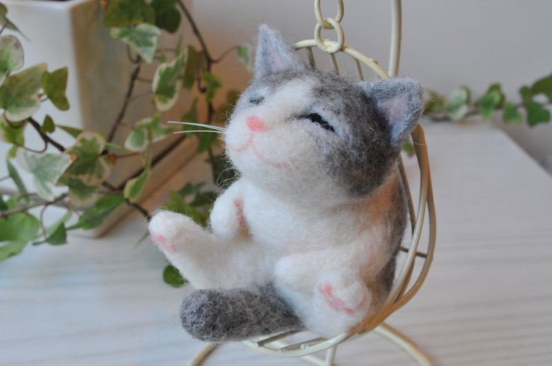 ゆらゆら猫【グレー白】（一部寄付）