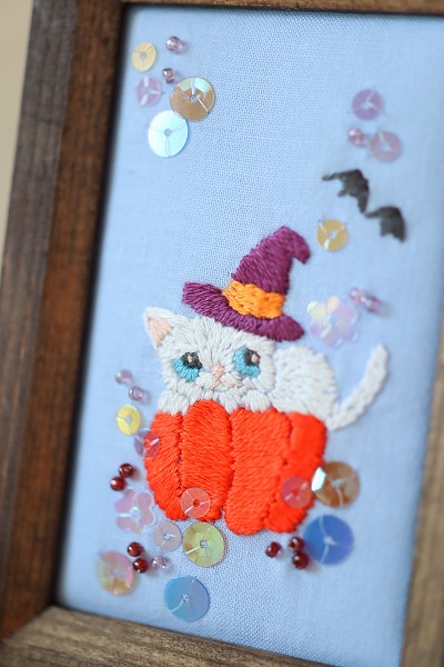 猫刺繍の小さなフレーム　 ハロウィン白猫ちゃん
