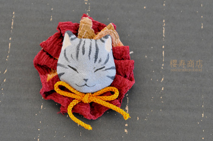 猫顔ブローチ