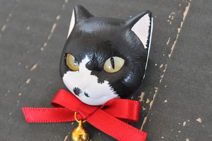 猫顔ブローチ