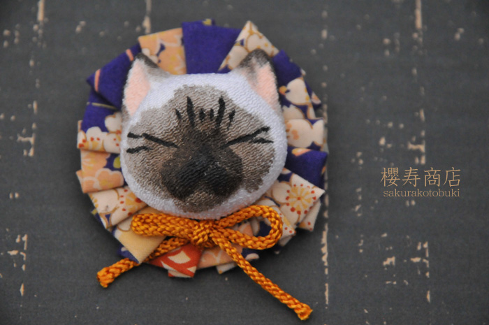 猫顔ブローチ