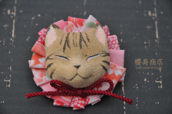 猫顔ブローチ