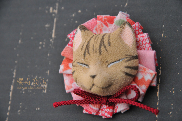 猫顔ブローチ