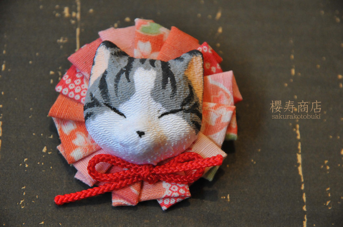 猫顔ブローチ