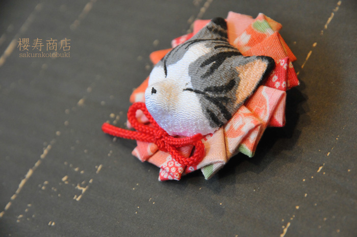 猫顔ブローチ