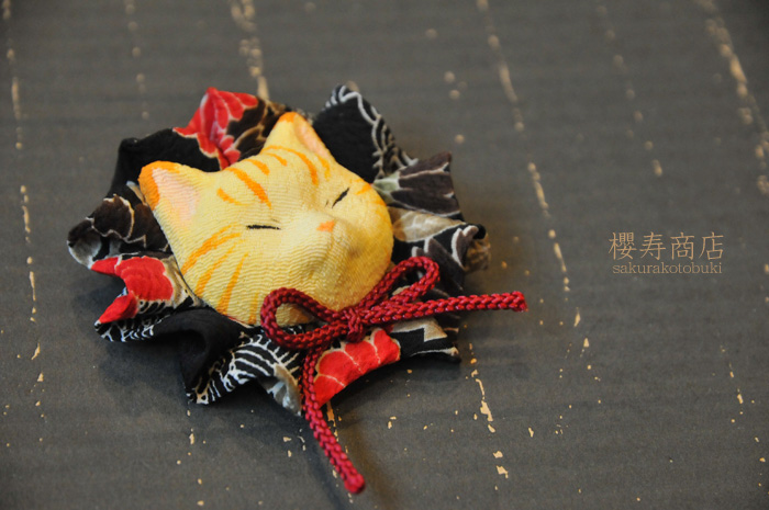 猫顔ブローチ