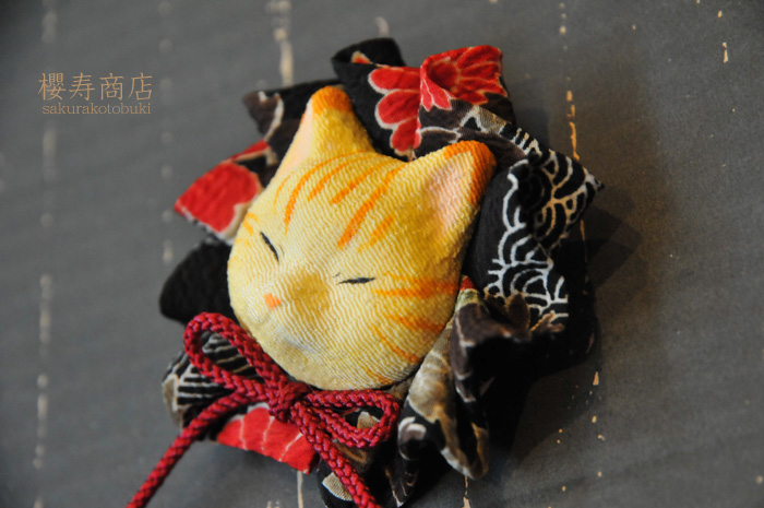 猫顔ブローチ