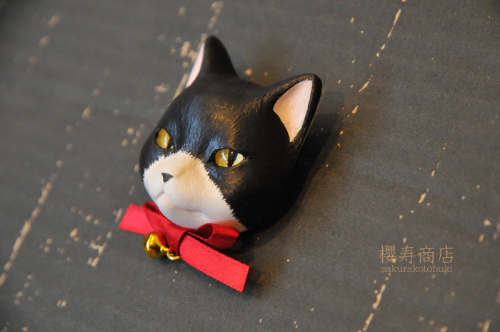 猫顔ブローチ