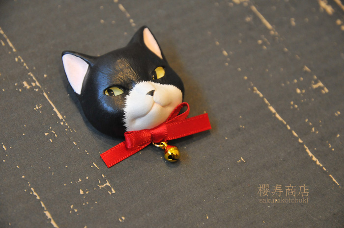 猫顔ブローチ
