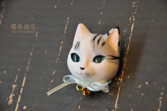 猫顔ブローチ