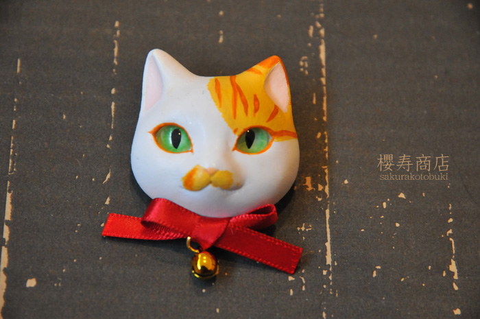 猫顔ブローチ