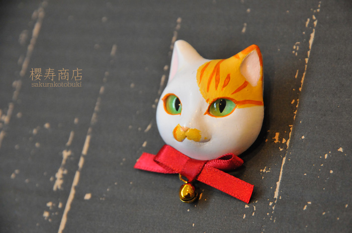 猫顔ブローチ