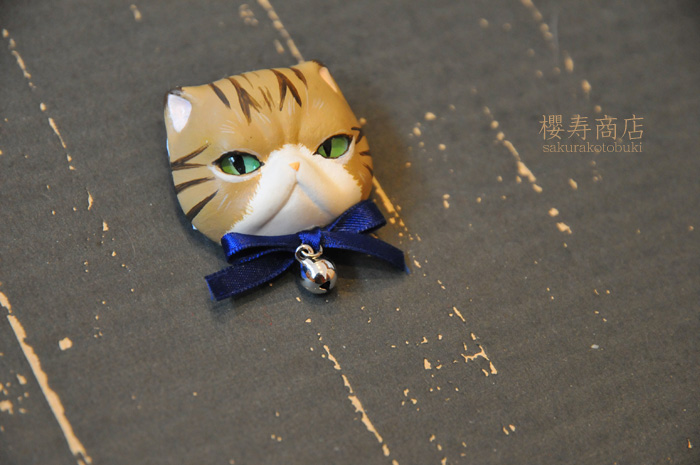 猫顔ブローチ