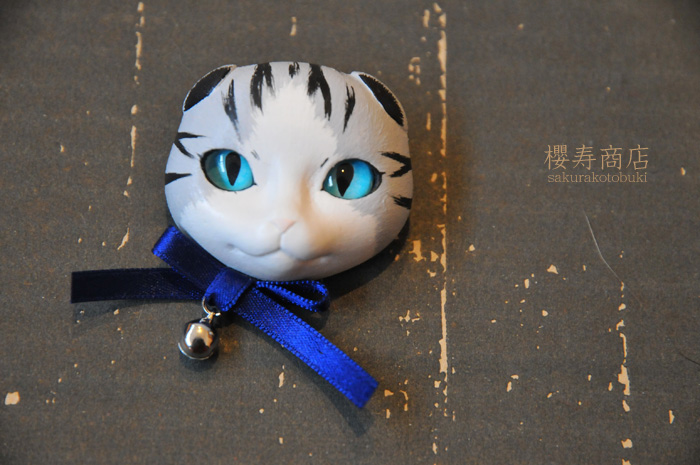 猫顔ブローチ