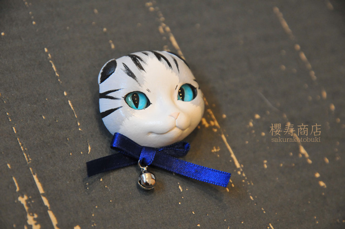 猫顔ブローチ